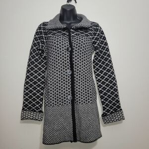 Women's Black and White Patterned Sweater